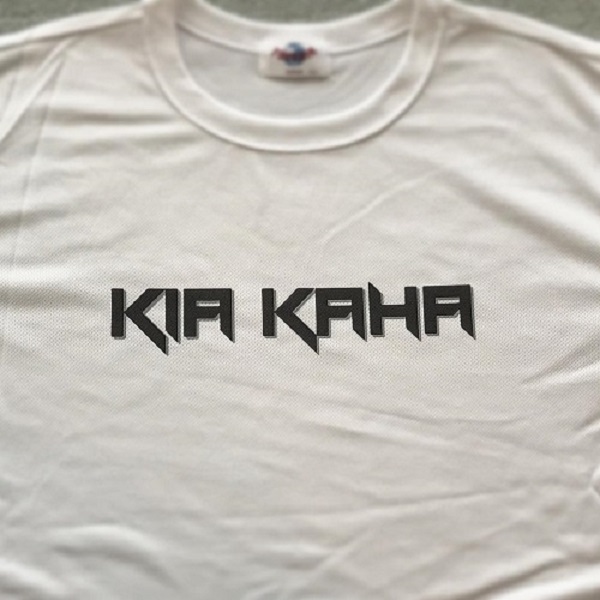 新デザインのKIA KAHA Tシャツ販売中！